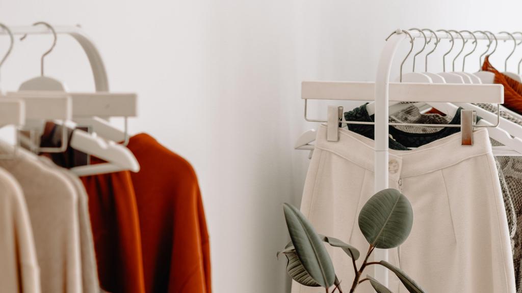 Para organizar la ropa es mejor hacerlo poco a poco, para evitar agobios.