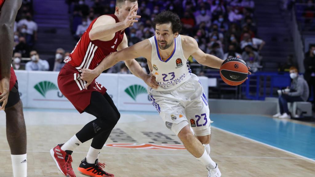 Sergio Llull sube un balón en ataque en un partido de Euroliga ante el Bayern de Múnich