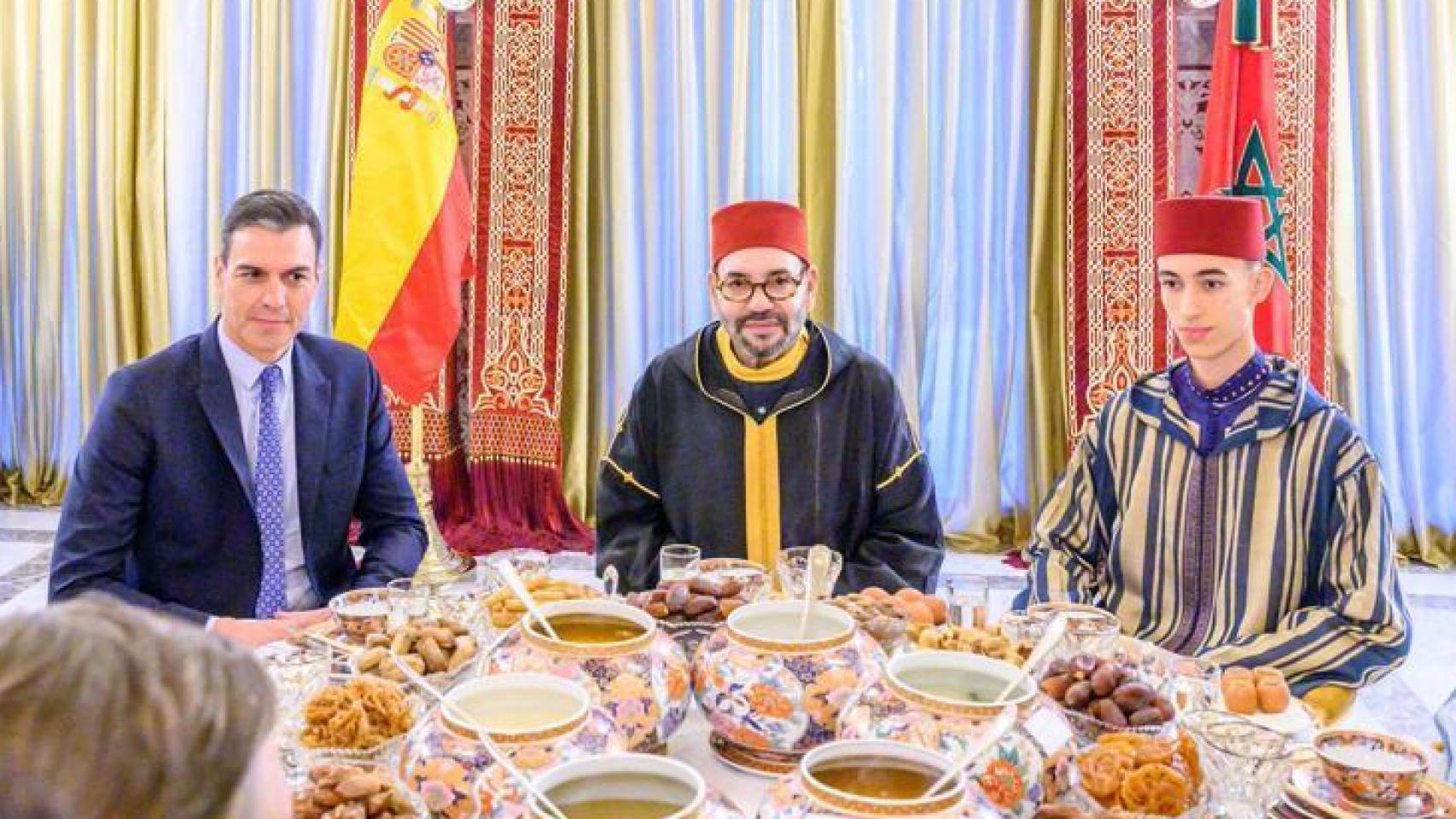 Pedro Sánchez, Mohamed VI y su hijo, el príncipe Mulay Hasán, en el palacio real, en Rabat.
