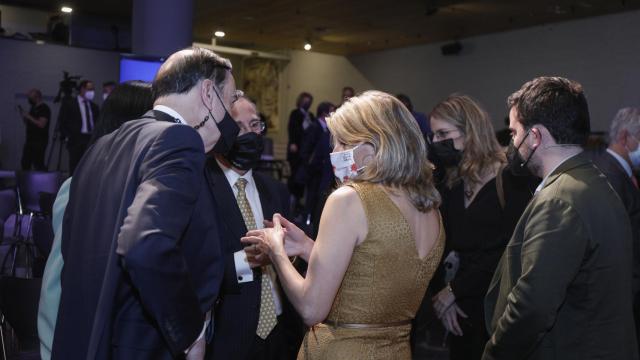 Pedro J. Ramírez, presidente de EL ESPAÑOL, y Luis Furnells, presidente de Grupo Oesía, charlan con Yolanda Díaz, vicepresidenta segunda del Gobierno.