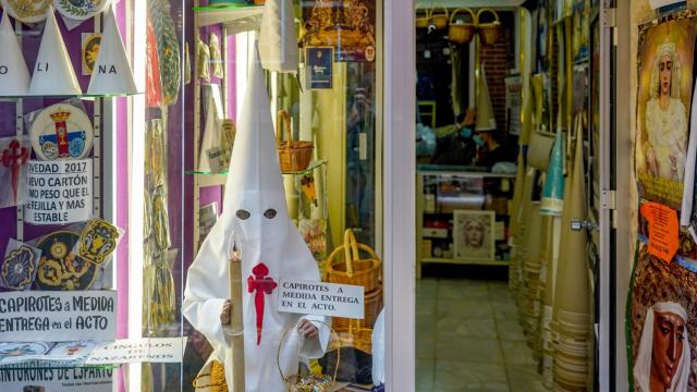 Tienda de utensilios para nazarenos.