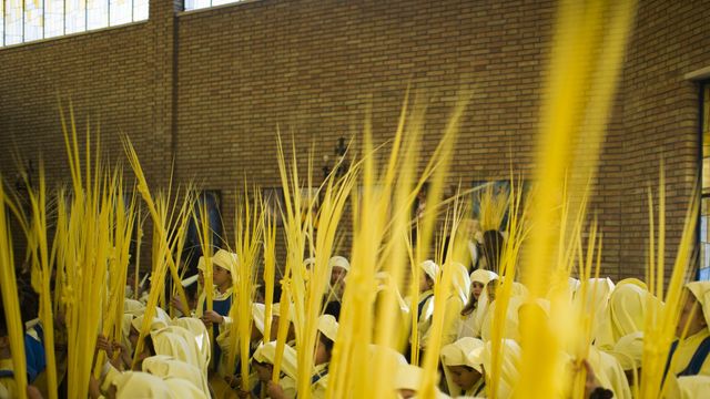 Una imagen de archivo de los nazarenos preparados para salir en procesión.