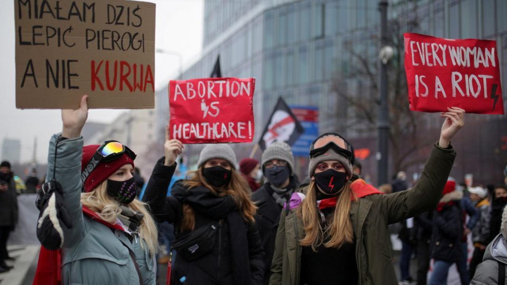 Mujeres manifestándose contra la ley del aborto en Polonia, en diciembre de 2020.