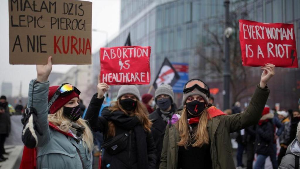 Mujeres manifestándose contra la ley del aborto en Polonia, en diciembre de 2020.
