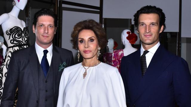 Luis Medina Abascal, a la izquierda, con su madre, Naty Abascal, y su hermano Rafael, en noviembre de 2019 en la inauguración de una exposición dedicada a ella en Ciudad de México.