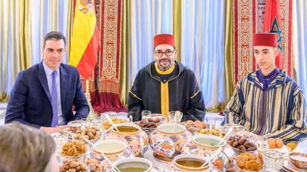 Reunión de Sánchez con Mohamed VI en Rabat en la que apareció la bandera española bocabajo.