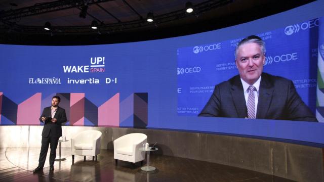 Arturo Criado, subdirector de EL ESPAÑOL-Invertia, y Thomas Cormann, secretario general de la OCDE.