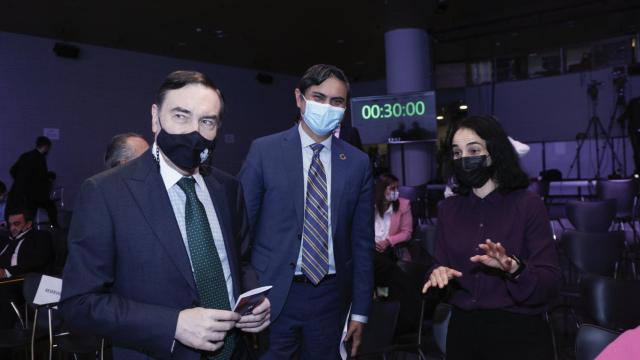 De izquierda a derecha; Pedro J. Ramírez, presidente ejecutivo y director de EL ESPAÑOL; Sameer Chauhan, director United Nations International Computing Centre (UNICC); y Prado Nieto, chief business Relationship Management, Clients and Projects (UNICC); en la  última jornada del 'Wake Up, Spain!', el pasado 8 de abril.