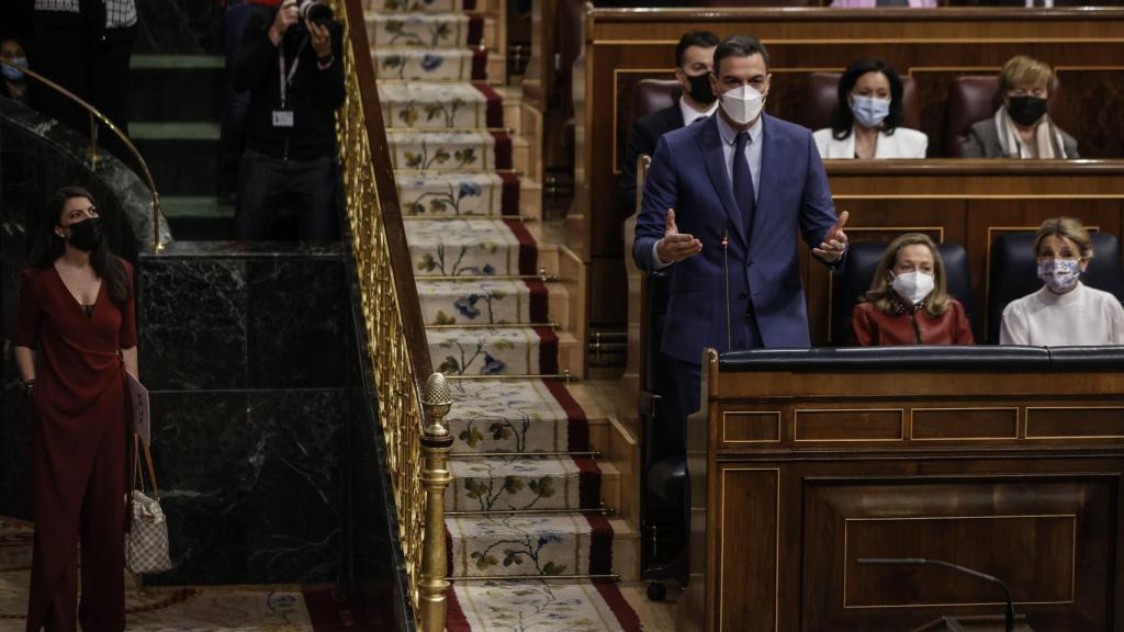 Pedro Sánchez interviene en el Congreso mientras Macarena Olona espera.