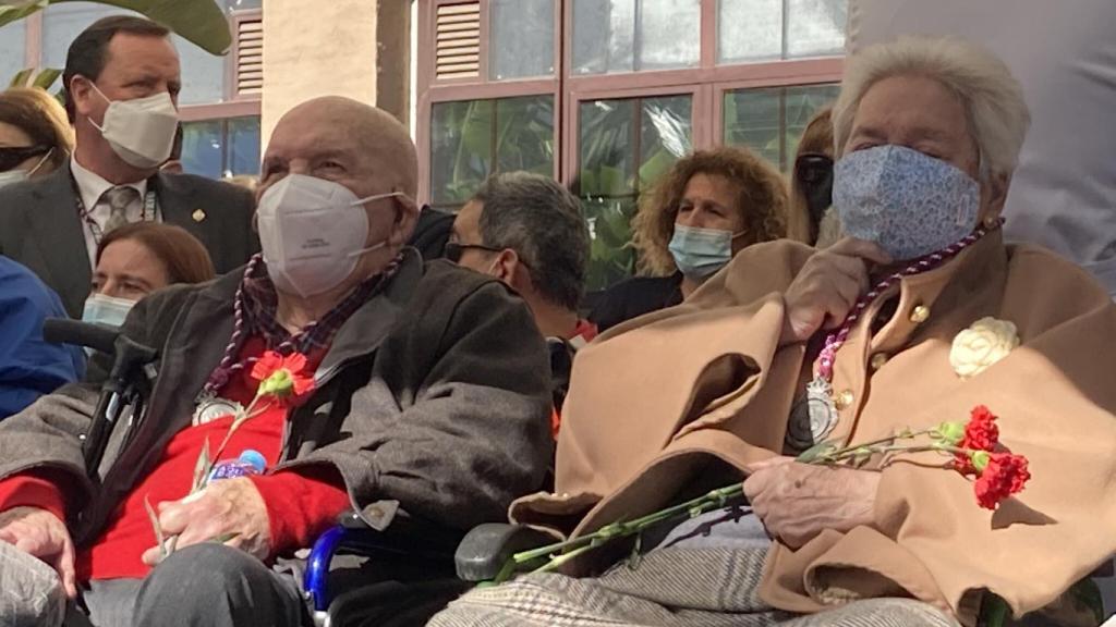 Enfermos del Hospital Civil, con sus medallas y claveles del trono.