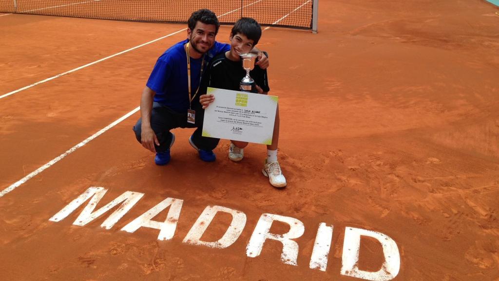 Entrenador y pupilo en el Mutua Madrid Open Sub-12.