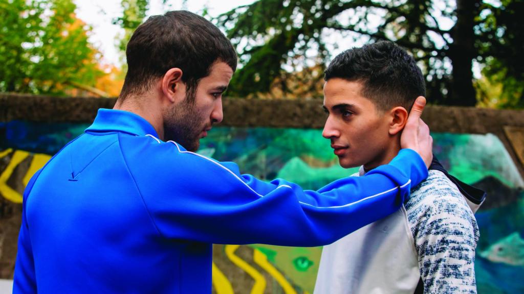 Rabah Nait Oufella (izq.) en un momento del filme