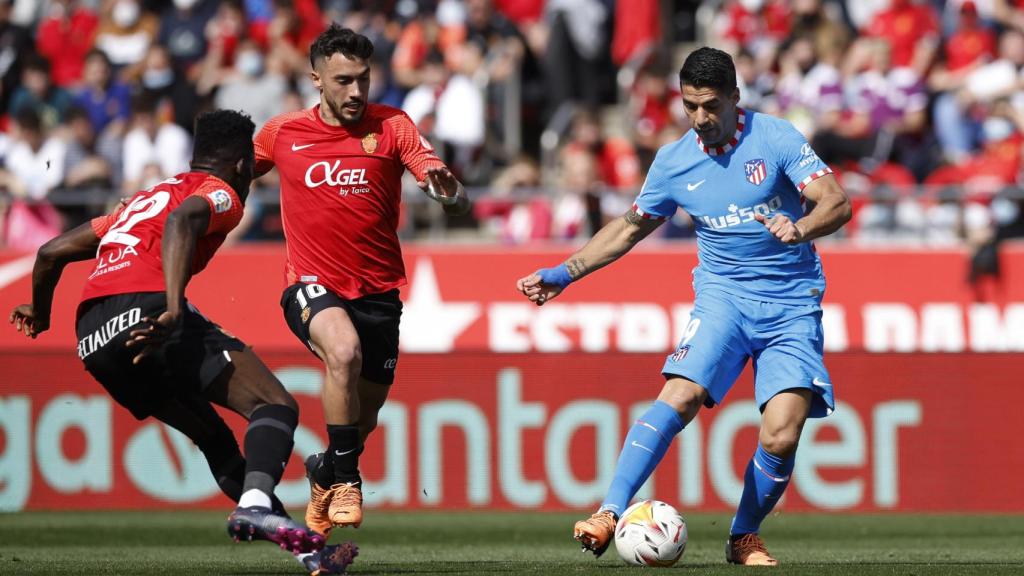 Luis Suárez hace un pase.
