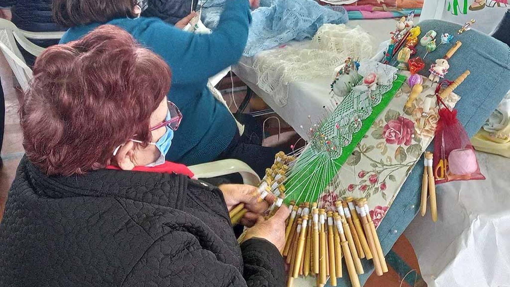 Las encajeras vuelven a Quintanar tras la pandemia y recuperan la tradición