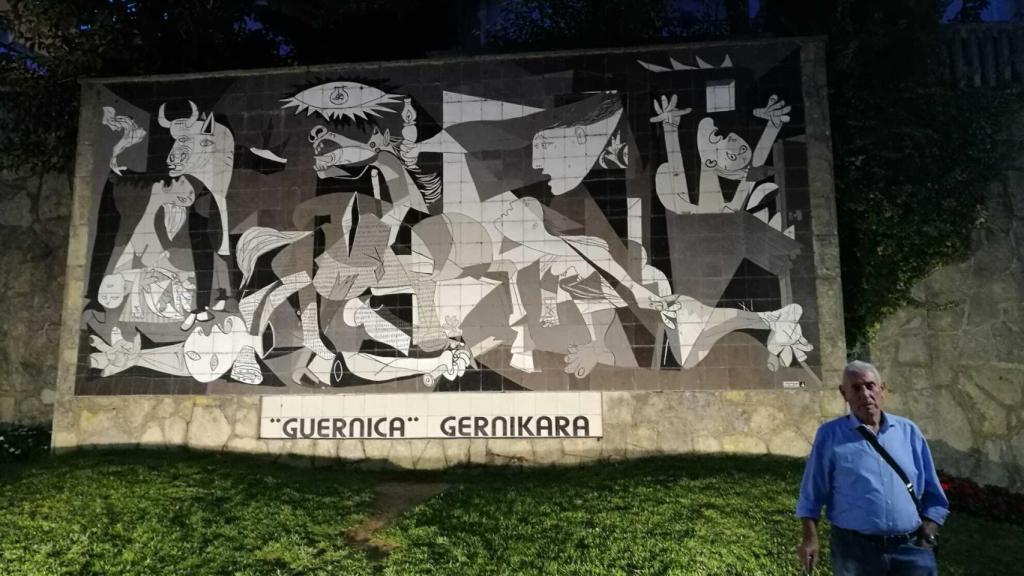 Emilio, superviviente del bombardeo,  junto al Guernica de Pablo Ruiz Picasso.