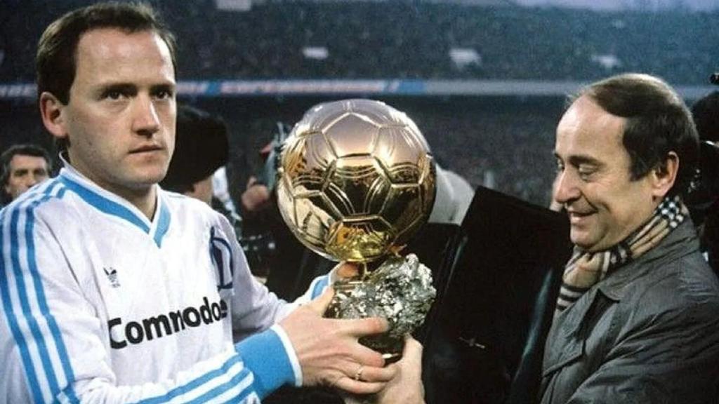 Igor Belanov, con el Balón de Oro.