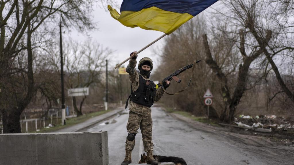 Un soldado ucraniano celebra la recuperación del control de la región de Kiev tras el repliegue ruso.
