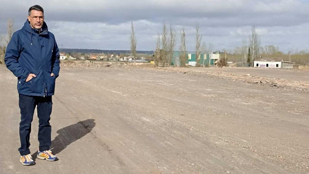 El alcalde de Villamayor, Ángel Luis Peralvo, visita las obras en la explanada