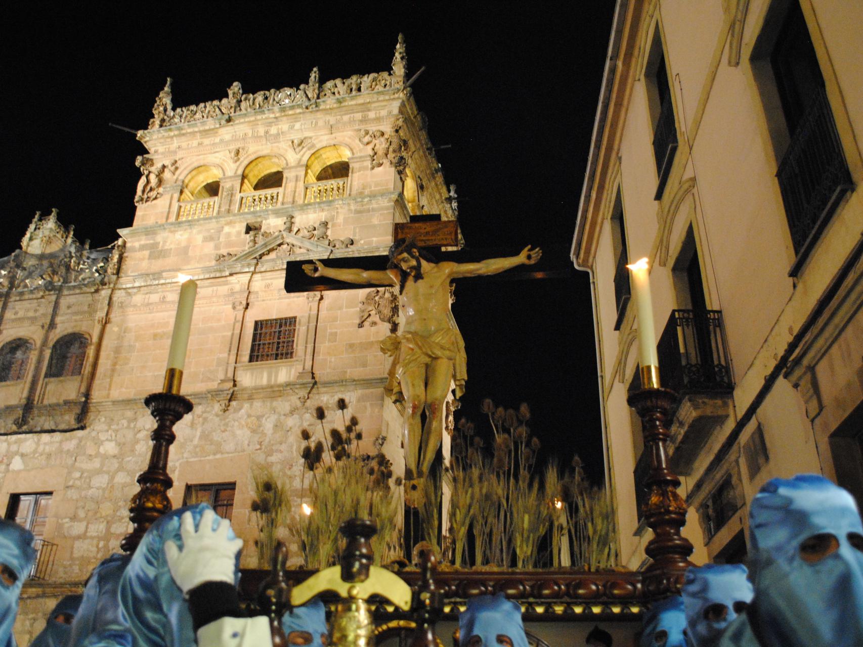 El Cristo de los Doctrinos, a su paso por la plaza de Monterrey de Salamanca