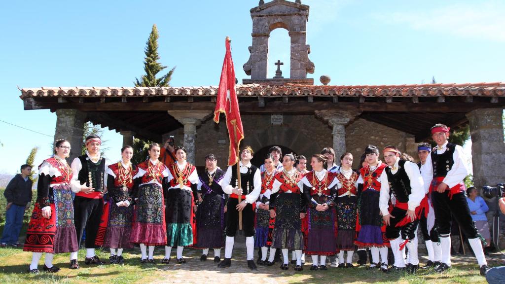 Los quintos y quintas, con el traje tradicional, en la ermita de San Blas de La Alberca