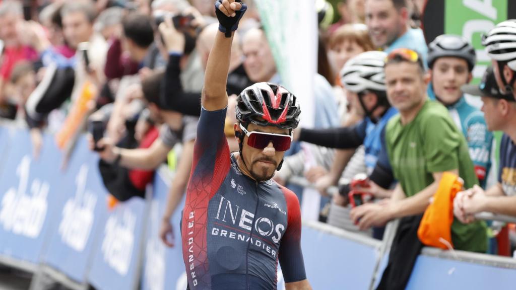Daniel Felipe Martínez celebra su victoria en la Itzulia 2022