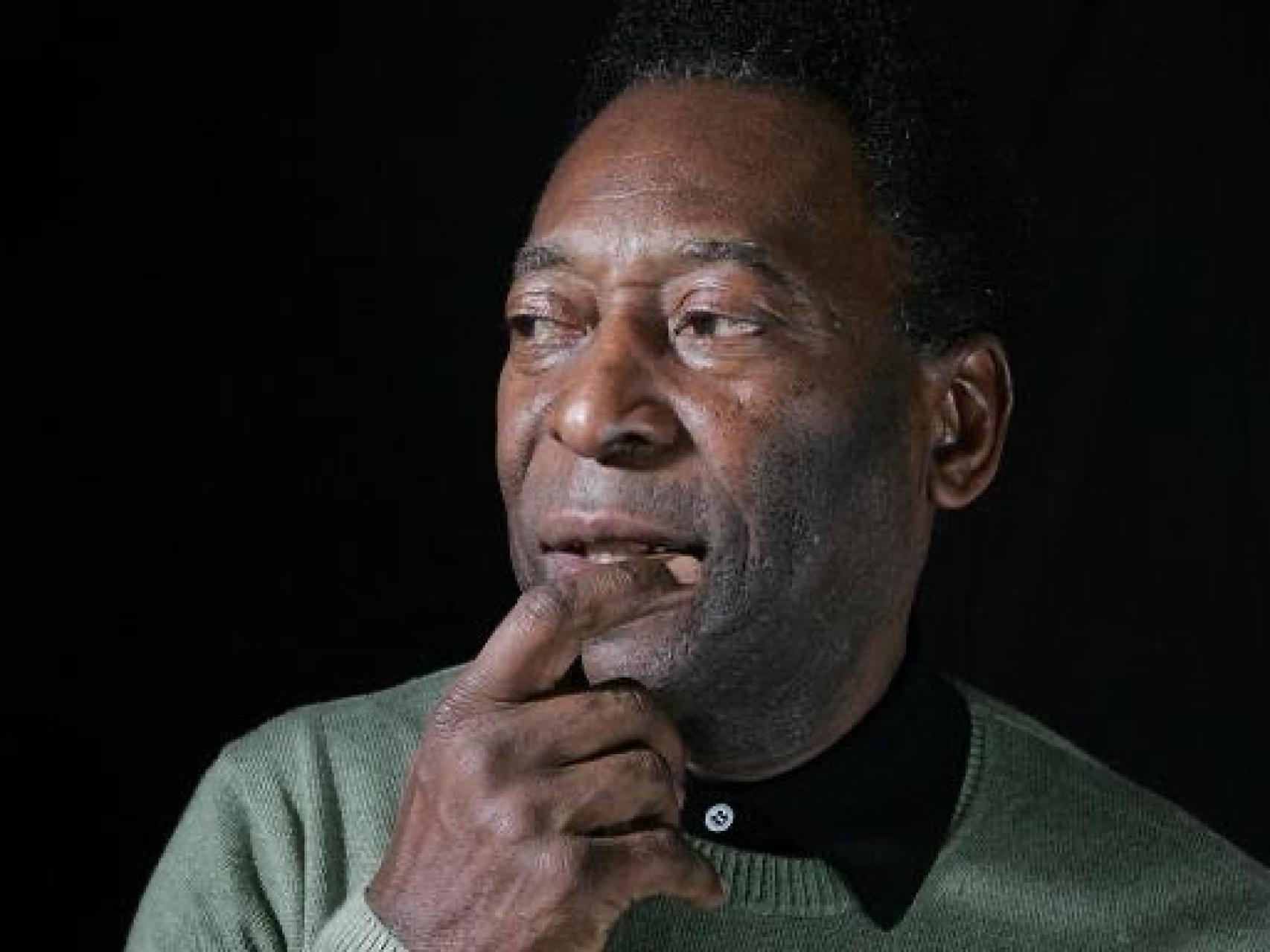 Edson Arantes do Nascimento, Pelé, posando para una foto
