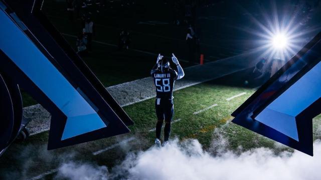 Harold Landry III durante una espectacular presentación con los Tennesse Titans