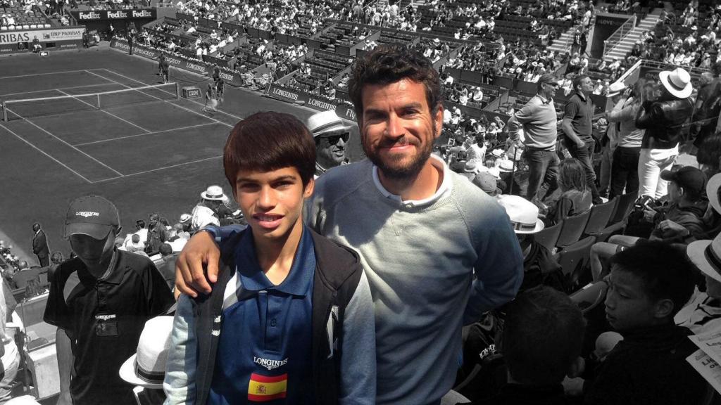 El entrenador Carlos Santos, junto a Carlos Alcaraz de niño.