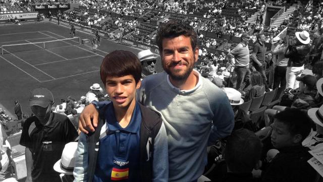 Carlos Santos junto a Carlos Alcaraz de niño