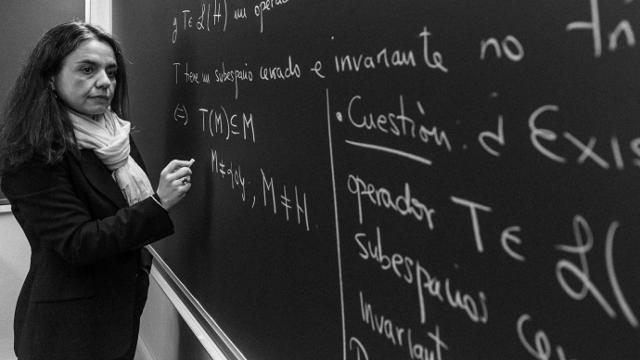 Eva Gallardo en su clase de la Universidad Complutense de Madrid: Foto: Álvaro Muñoz Guzmán/sinc