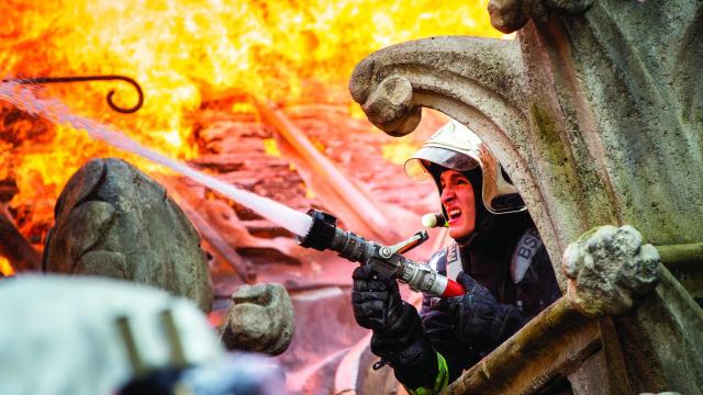 Annaud recurrió a actores franceses poco conocidos  para interpretar a los bomberos del filme
