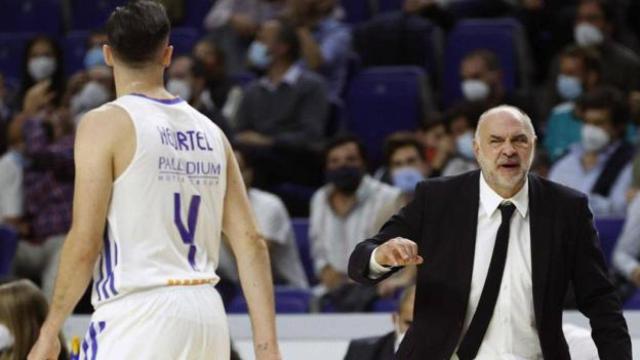 Heurtel recibe indicaciones de Pablo Laso durante un partido