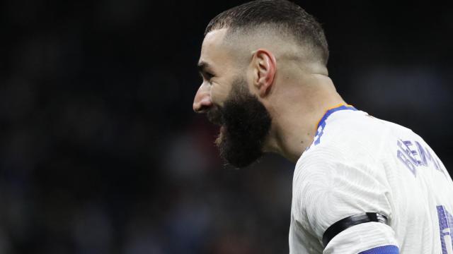 Karim Benzema protesta al árbitro tras anularle de un gol