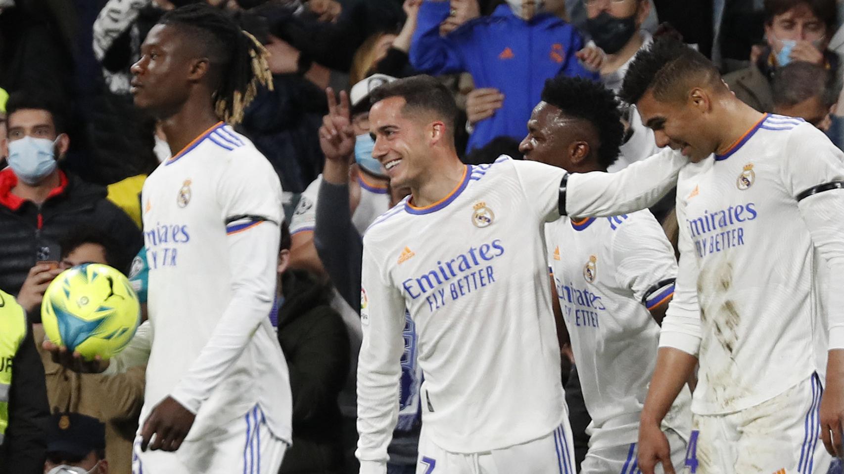 Los jugadores del Real Madrid felicitan a Casemiro por su gol al Getafe