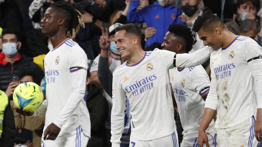 Los jugadores del Real Madrid felicitan a Casemiro por su gol al Getafe