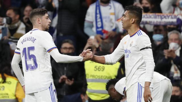 Fede Valverde felicita a Casemiro por su gol al Getafe