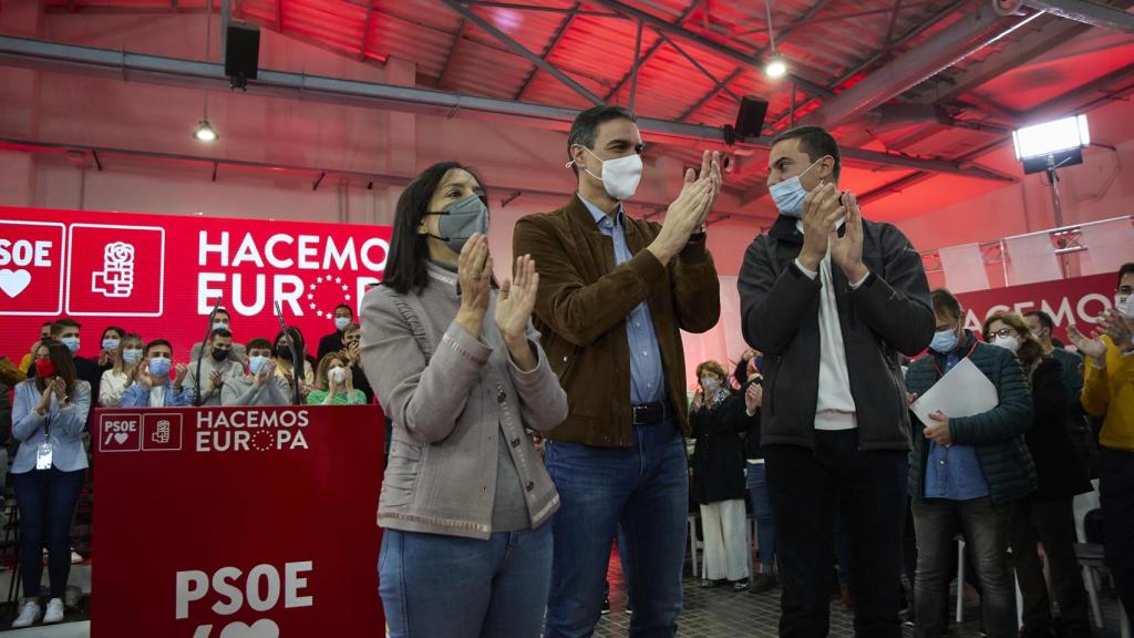 El presidente del Gobierno, Pedro Sánchez (c); el secretario general del PSOE Madrid, Juan Lobato (d); y la delegada del Gobierno de España en la región, Mercedes González (i).
