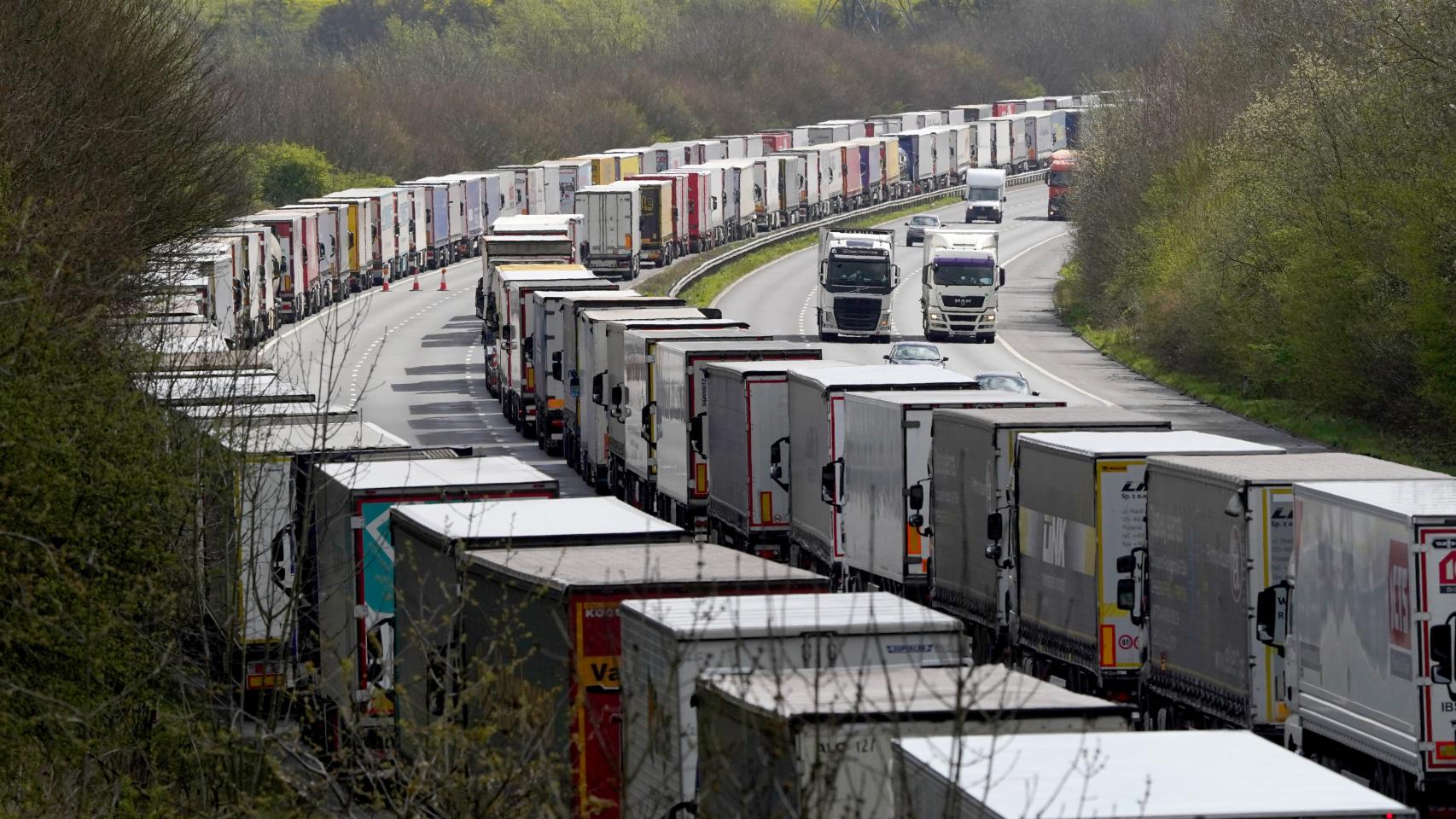 Vista general de las colas en las que están atrapados transportistas españoles mientras continúan los atrasos en el Puerto de Dover.