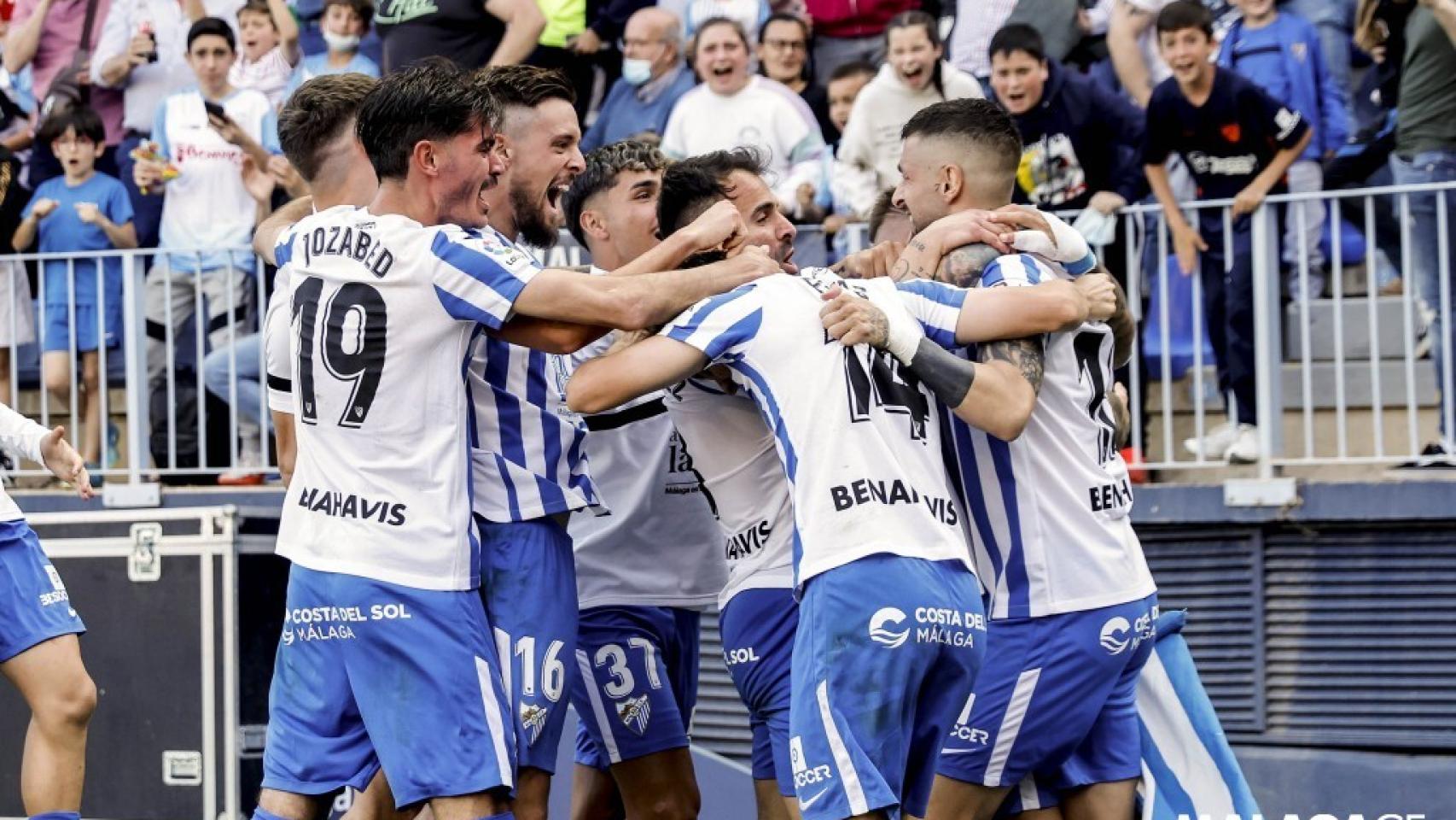 Los jugadores blanquiazules celebran un gol.
