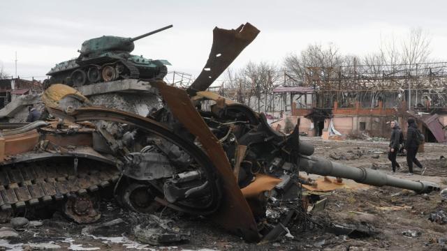 Vecinos observan un tanque ruso dañado en la localidad de Trostsyanets