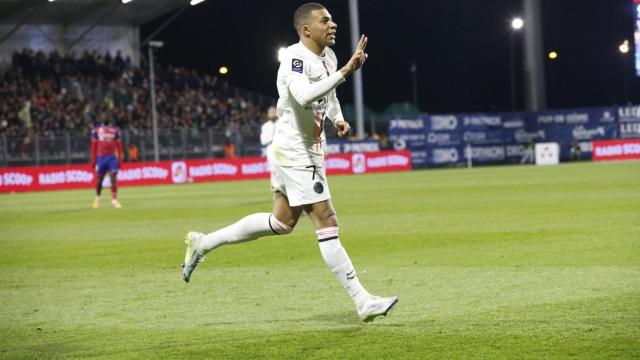 Kylian Mbappé celebra su hat-trick ante el Clermont.