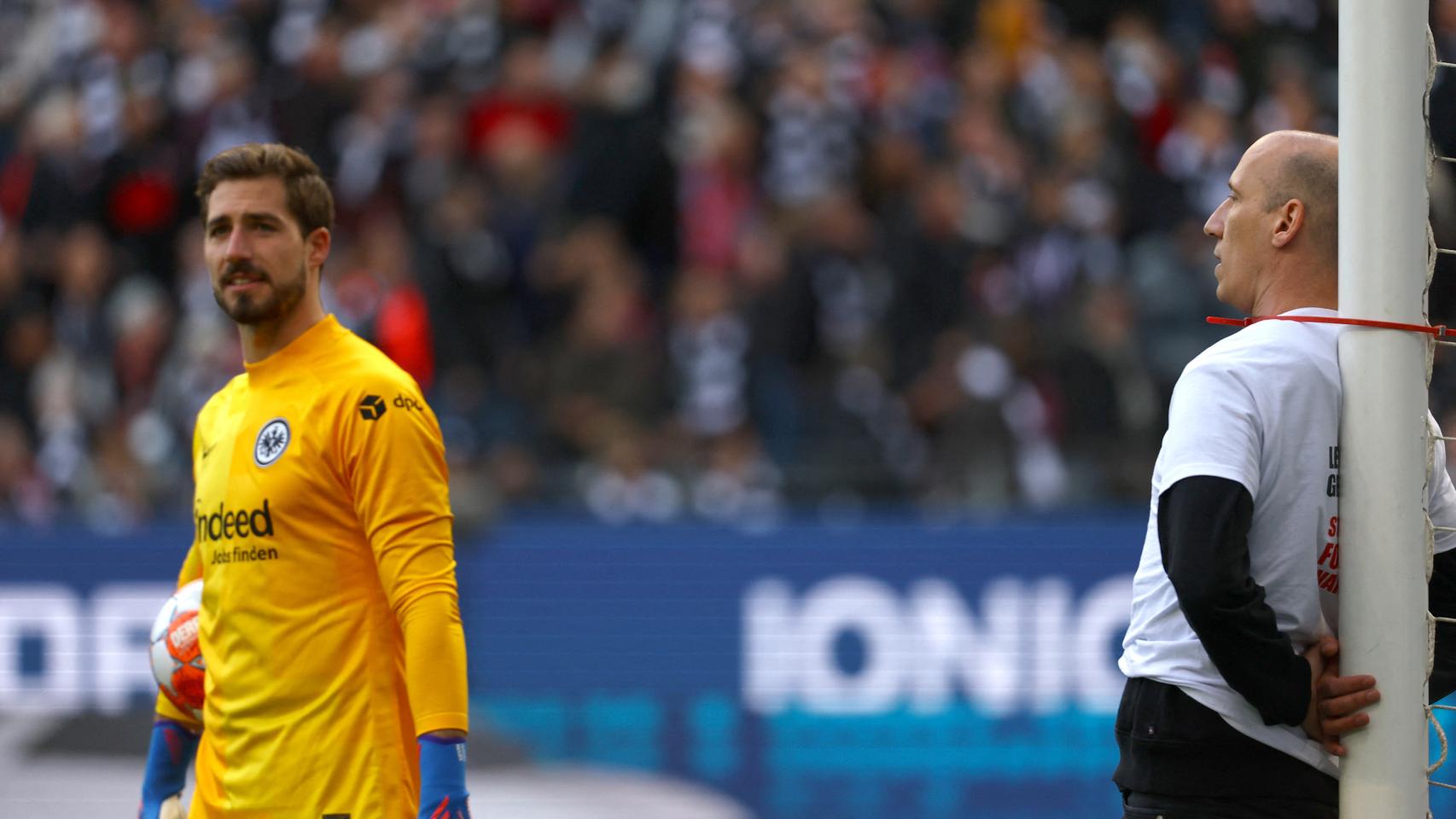 Un activista con el cuello atado a la portería