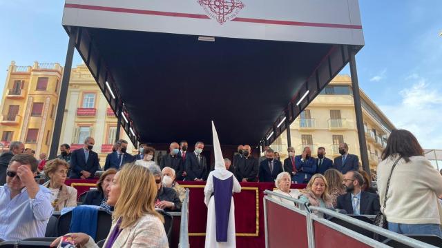 El jefe de procesión de la Salud pide la venia para entrar al recorrido oficial.