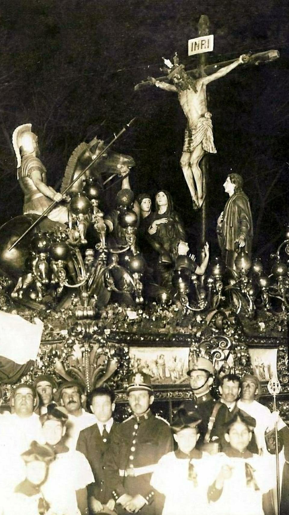El paso del Cristo de la Sangre por la Alameda en 1927.