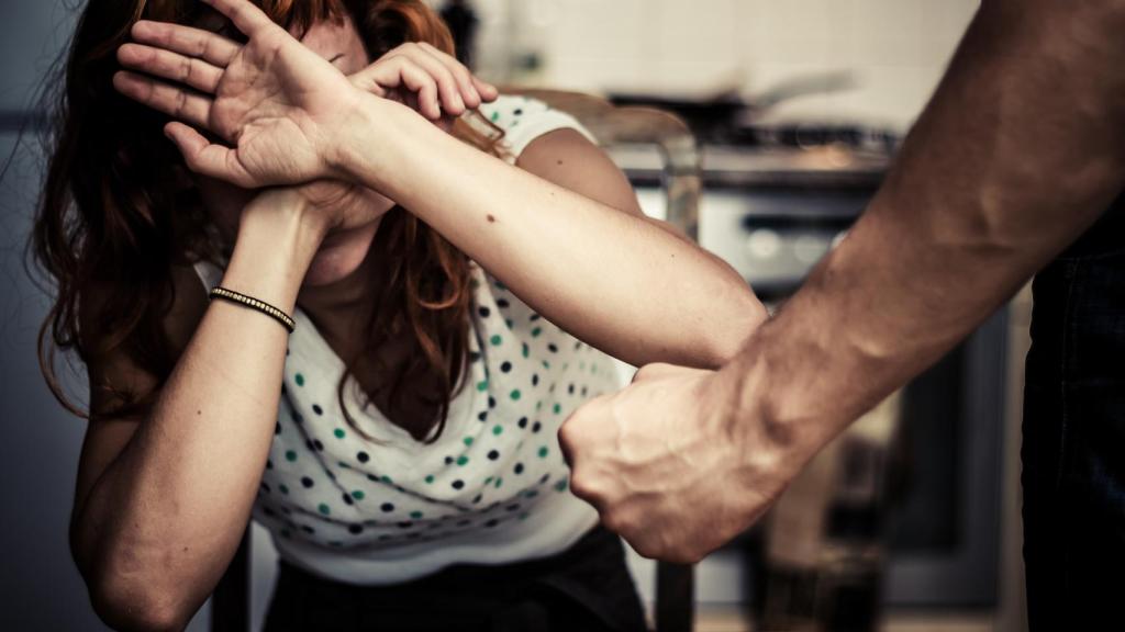 Detenido un hombre en Valencia por agredir y amenazar a su expareja con tirarla por el balcón