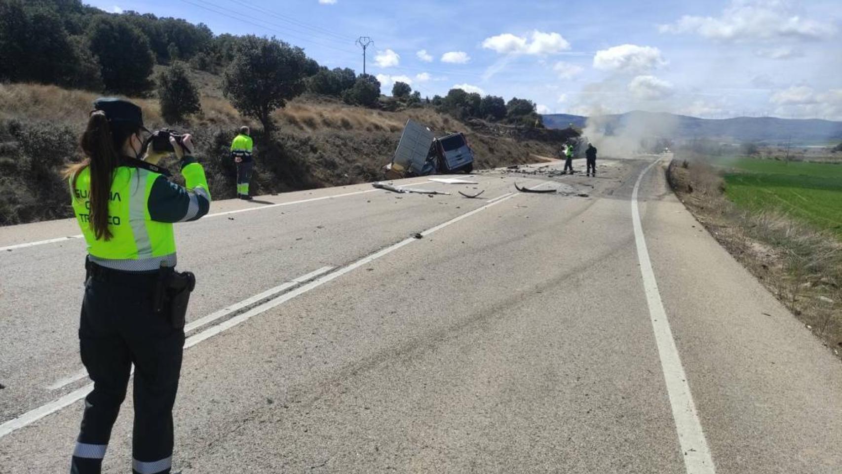 La Guardia Civil trabaja en el lugar donde se ha producido el accidente