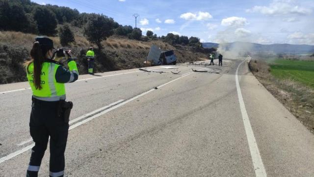 La Guardia Civil trabaja en el lugar donde se ha producido el accidente
