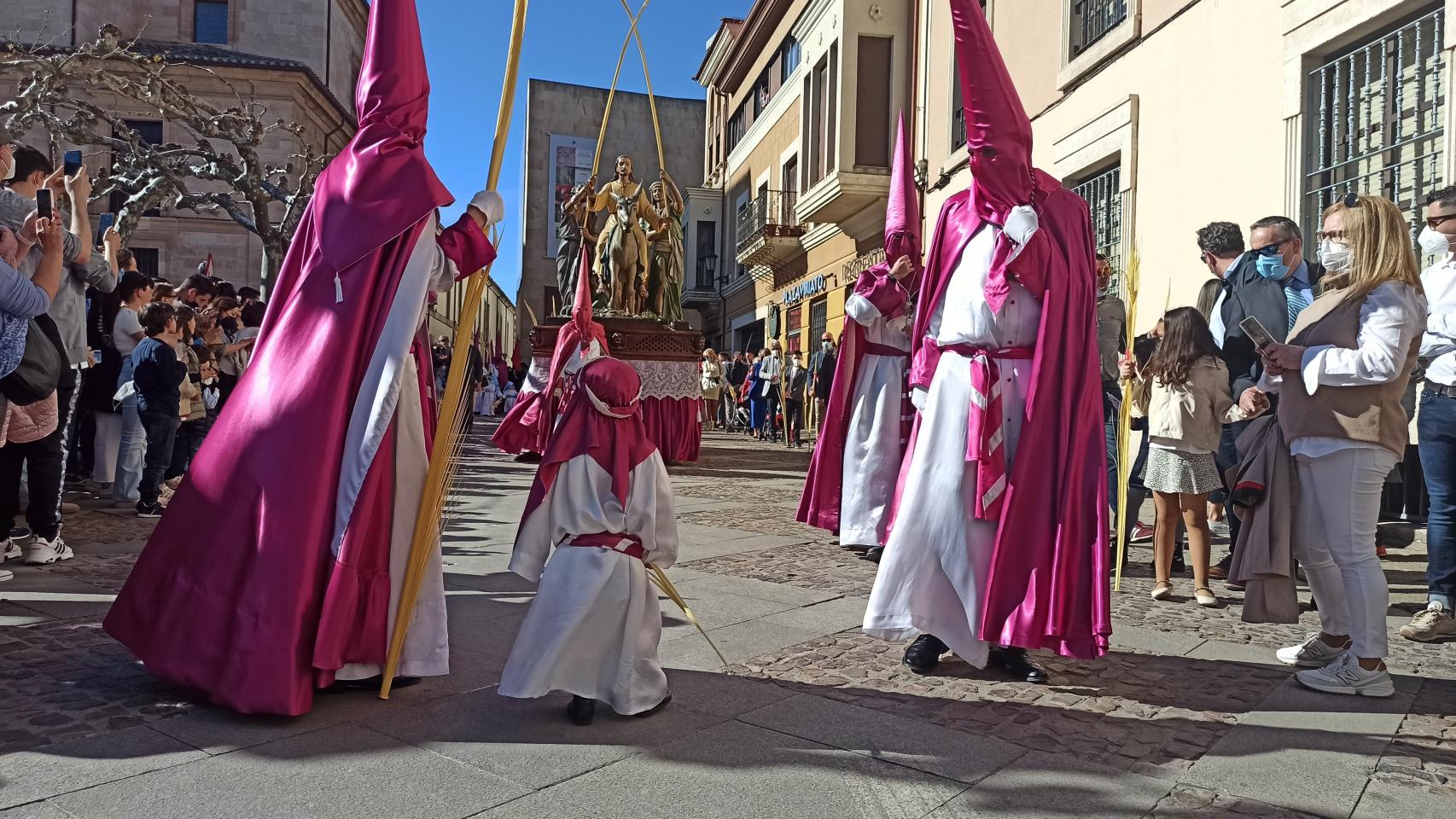 Los niños de Zamora baten las palmas al paso de 'La Borriquita'