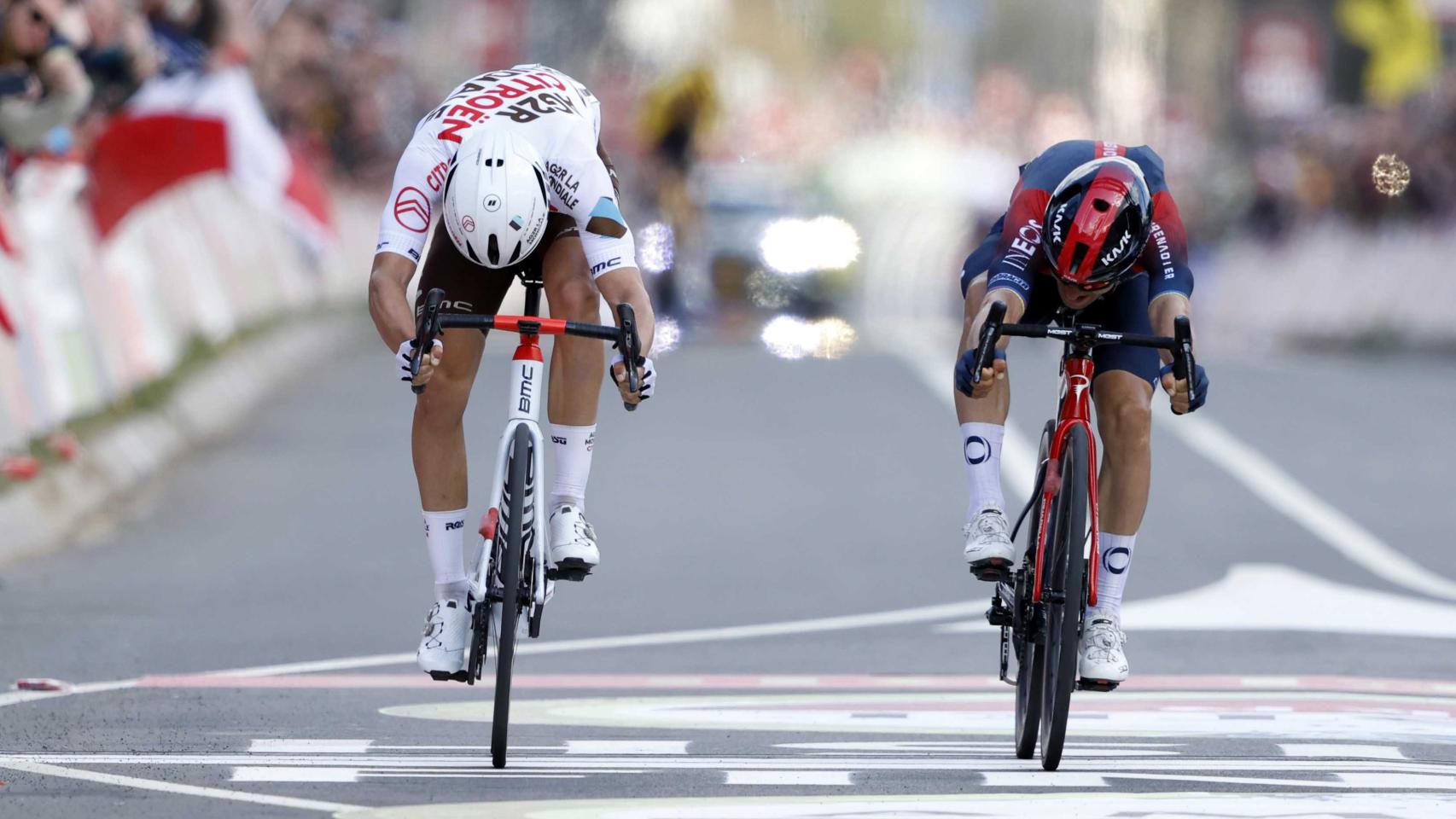 Michal Kwiatkwoski supera en el sprint de la Amstel Gold Race 2022 a Benoit Cosnefroy