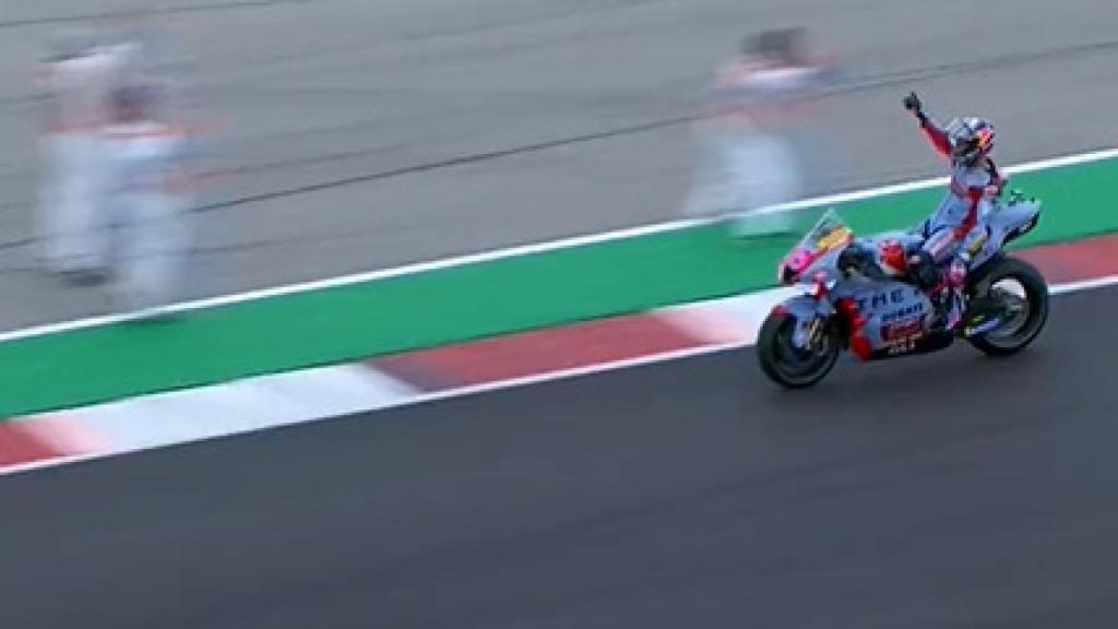 Bastianini celebrando su victoria en el GP de las Américas